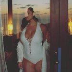 Ashley Graham prend la pose aux Seychelles Ashley Graham prend la pose aux Seychelles