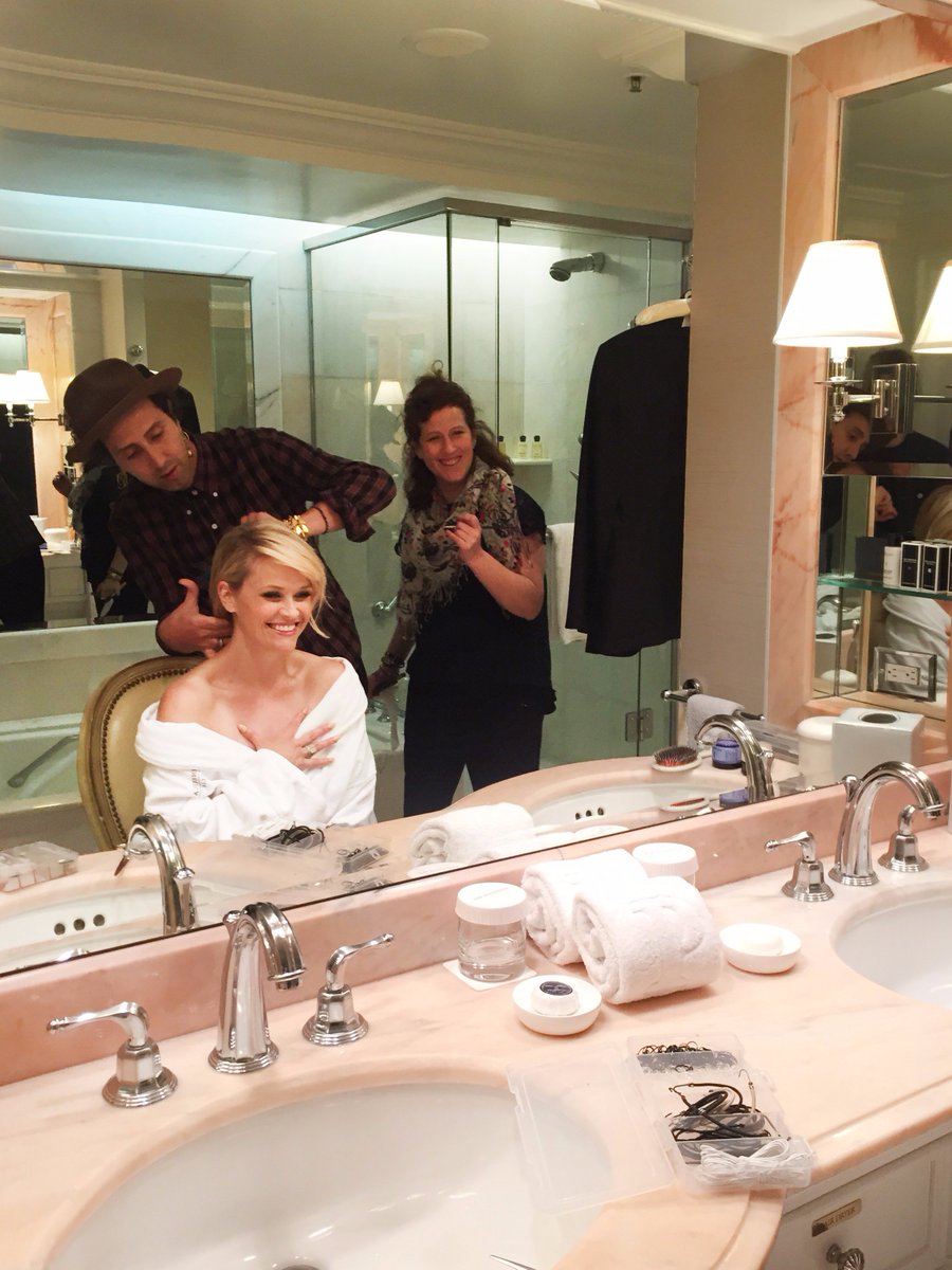 Y'all ready for the #GoldenGlobes??!! #GlamSquad #Prep @hairbyadir @TheMollyRStern https://t.co/uKLagR2toH