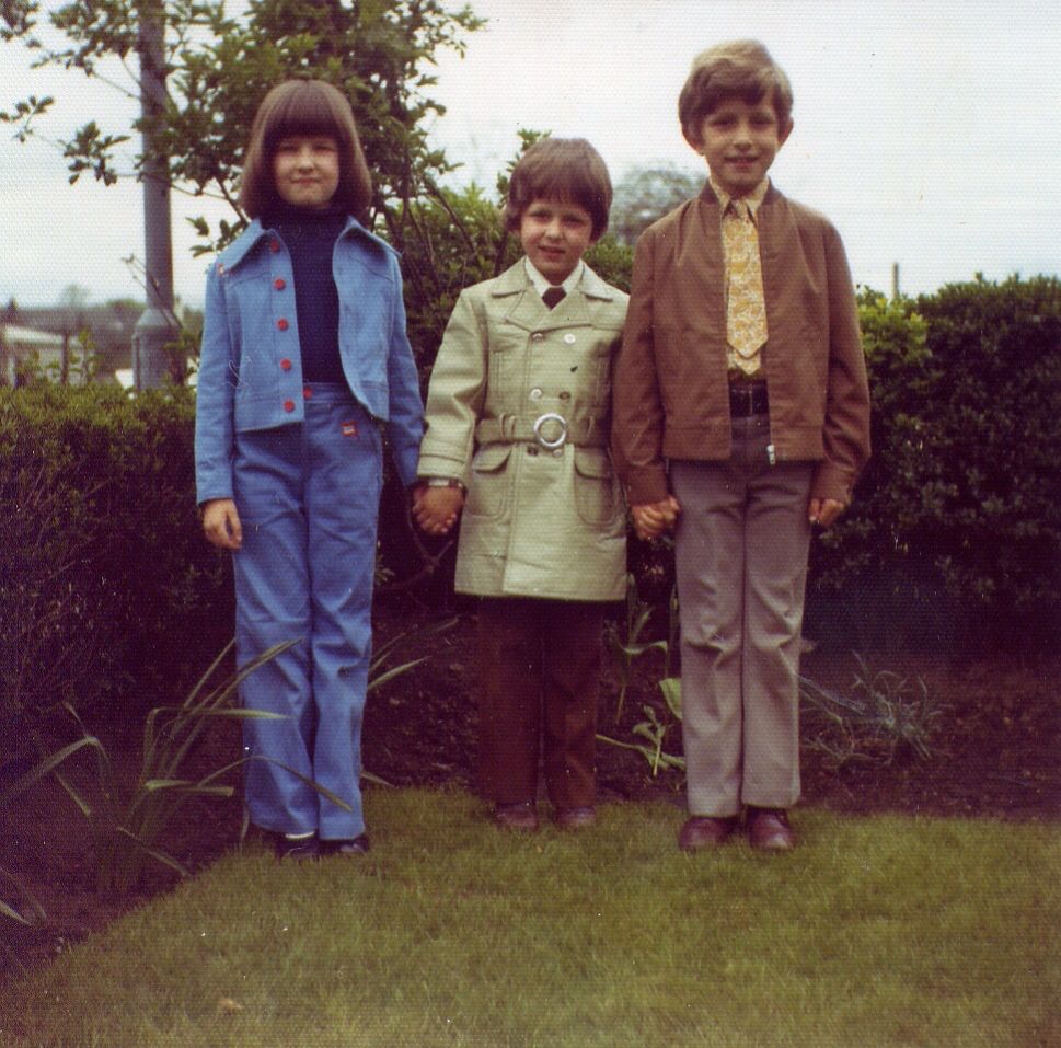 That’s me in the middle. I used to have such style! #FBF https://t.co/u0bFzJv50h