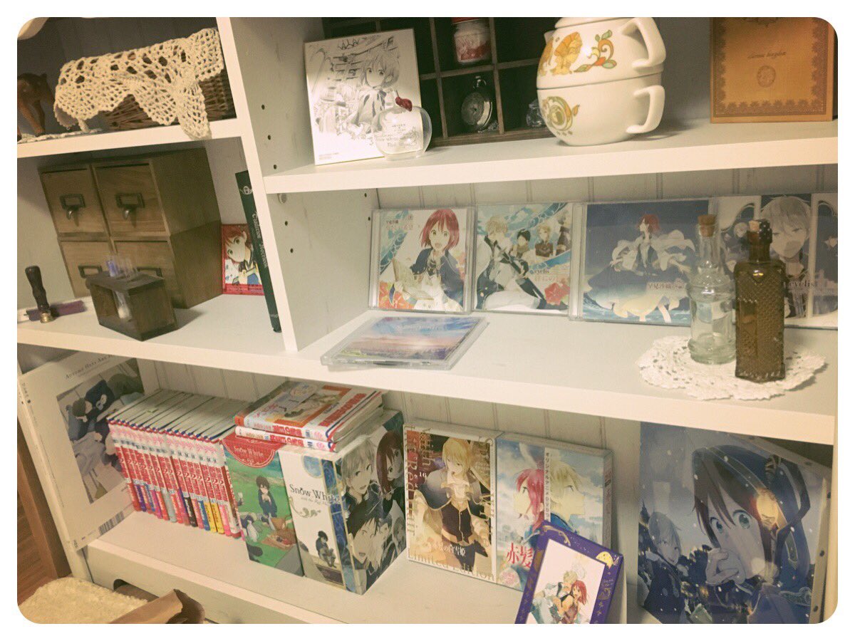 前回の赤髪の白雪姫グッズ+実家からCD,Blu-ray,コミック残り,グッズ持って来て並べた。だめだインテリアからかけ離 前回の赤髪の白雪姫グッズ+実家からCD,Blu-ray,コミック残り,グッズ持って来て並べた。だめだインテリアからかけ離