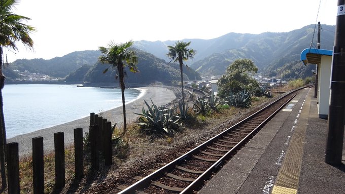 伊純が『時のかけら』を拾った海岸と時の谷に飛ばされた星ヶ浜駅のモデルかな?と思っている安和駅。海岸の間に道はなくそちら側 伊純が『時のかけら』を拾った海岸と時の谷に飛ばされた星ヶ浜駅のモデルかな?と思っている安和駅。海岸の間に道はなくそちら側