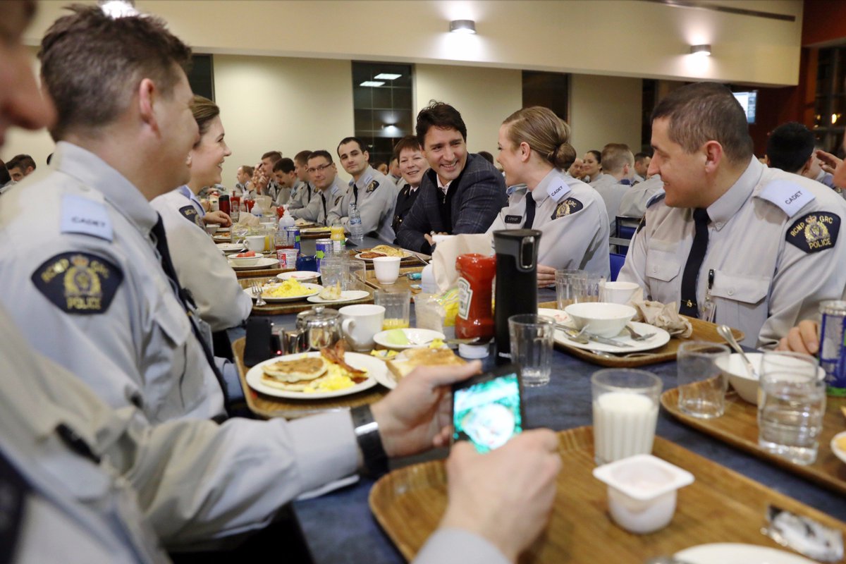 Petit déjeuner avec des gens courageux qui s’entraînent pour protéger les ...