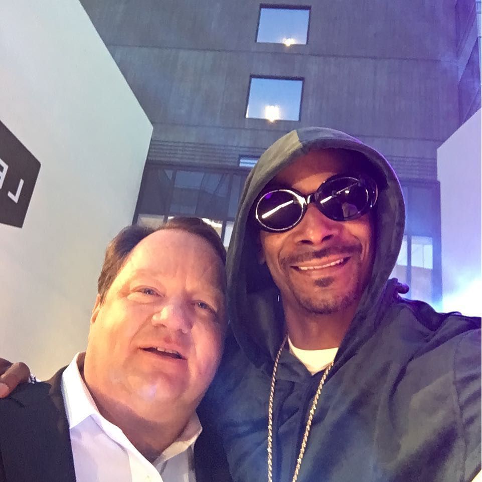 Viacom.  CEO.  Wit da Dogg ???????????????????????????? https://t.co/ErpLSBZtyV https://t.co/x4hlDp0tGb