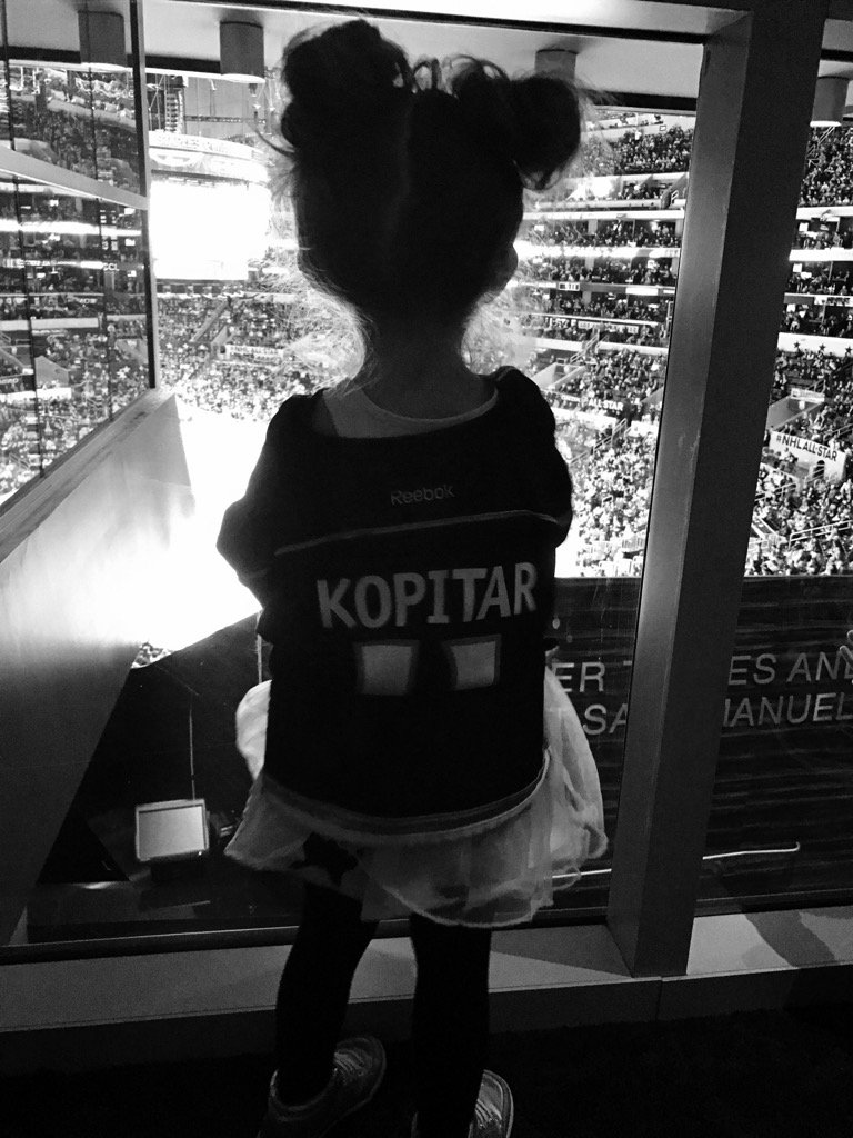 Little @AnzeKopitar fan. #HockeyIsForEveryone #NHLAllStar #nhl100 #bella https://t.co/dGQDsW4LIx