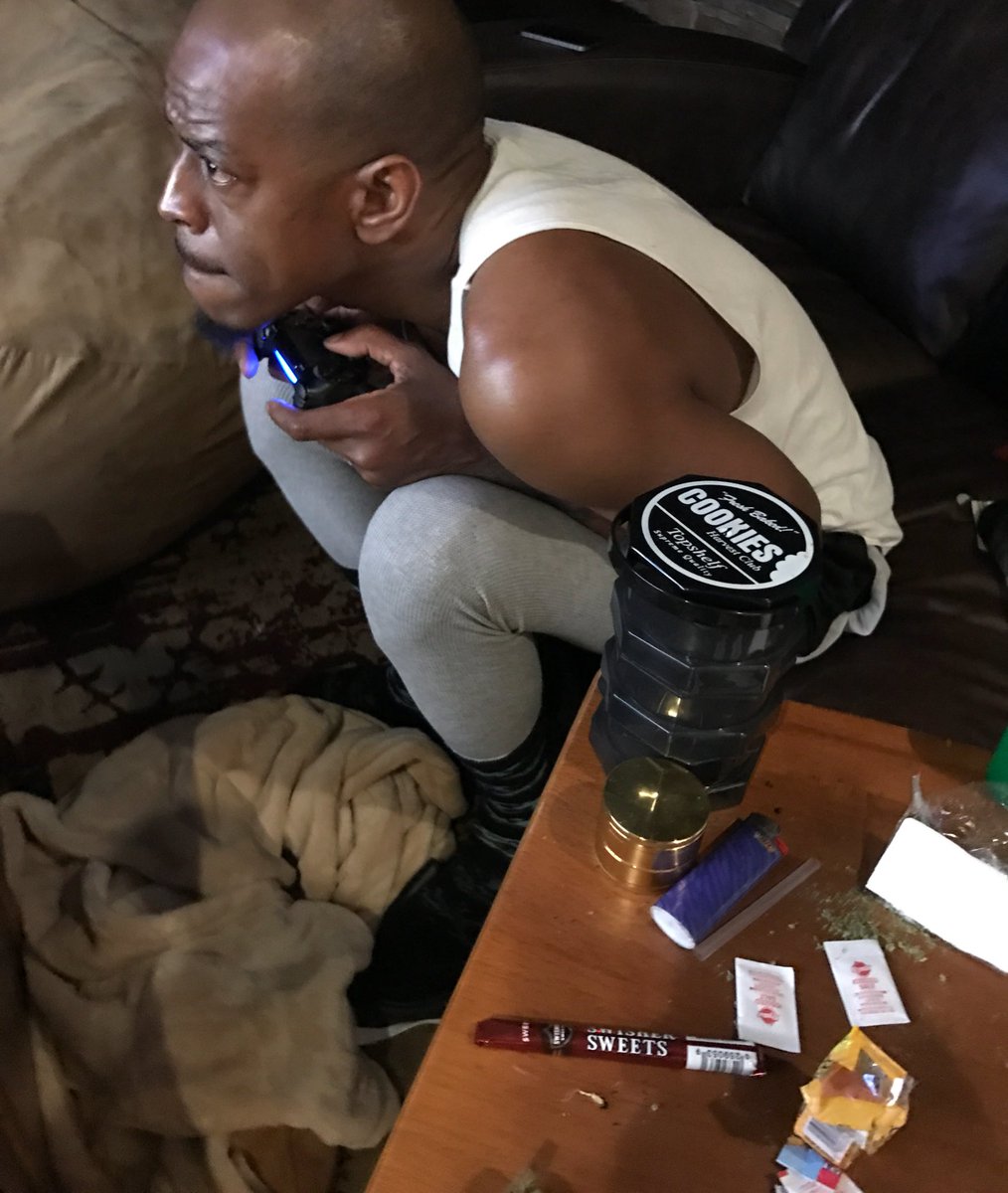 RT @lilduval: How niggaz look when shit get real on a video game ???????????????????? https://t.co/OeQZKvhVYS