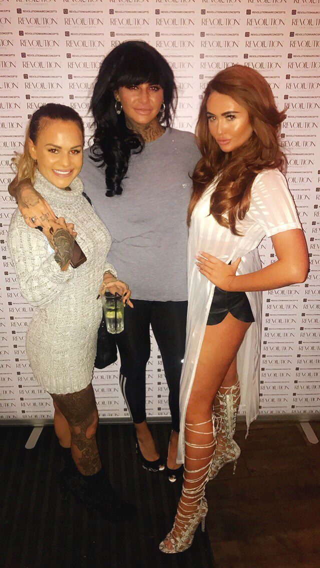 RT @Ei_manuh: @CharlotteDawsx @ChantelleGShore @jem_lucy  ???????????????????????????? https://t.co/t5CgdOpG8I