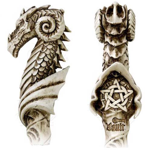 「ドラゴン・ワンド」は北欧神話における巨大な怪物、ヨルムンガンドの骨で作られたワンド、という体裁のレジンキャスト製のワン