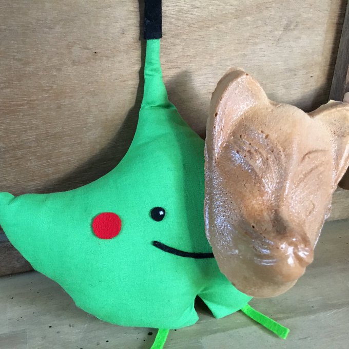 【本に出てくる京都のおいしいもの】きつねのお面の形がかわいい! 総本家いなりやのきつねせんべい(『おこしやす、ちとせちゃ 【本に出てくる京都のおいしいもの】きつねのお面の形がかわいい! 総本家いなりやのきつねせんべい(『おこしやす、ちとせちゃ