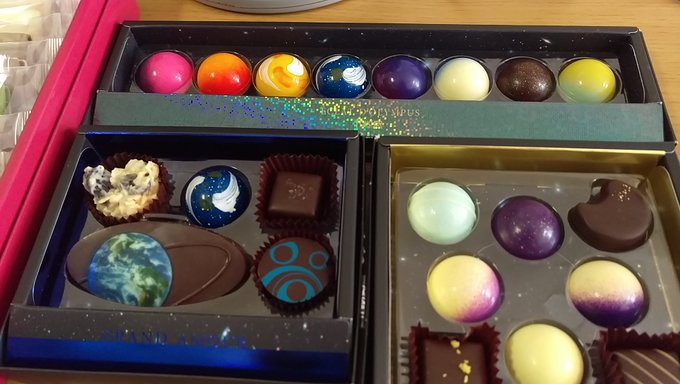 (∗•ω•∗)Rewrite収録の時の差入れ。スゴイよねコレ!左がガイア(Terra)、右がMoonのチョコレート。地球 (∗•ω•∗)Rewrite収録の時の差入れ。スゴイよねコレ!左がガイア(Terra)、右がMoonのチョコレート。地球