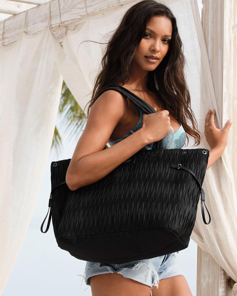 Get away with a FREE tote when you spend $85! ???????? ????????  only. https://t.co/7n9onv3PHb https://t.co/WPsUToDpkX