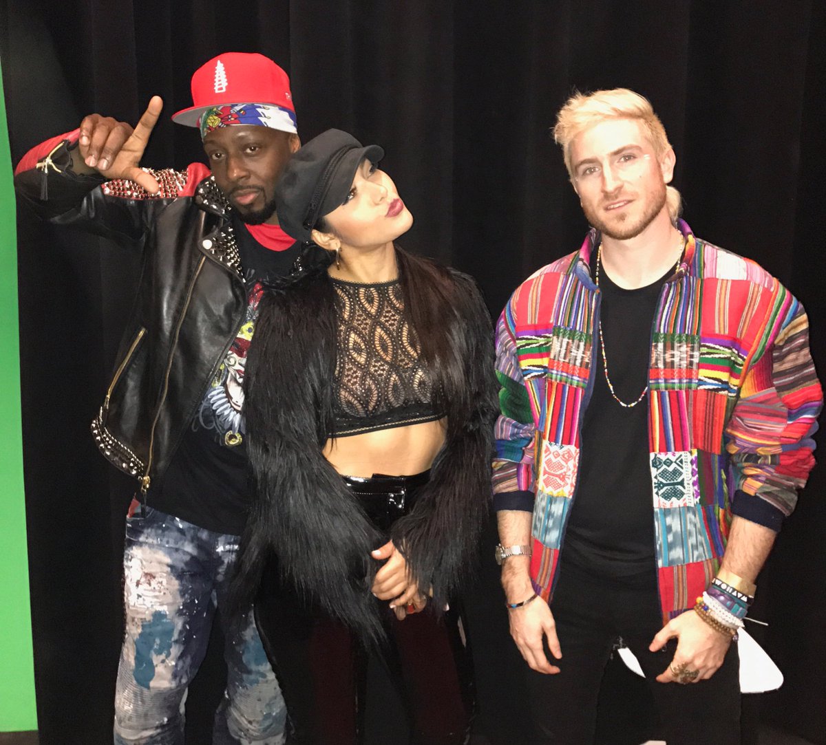 RT @petricholas: backstage w @wyclef @FARINAMUSIC
show starts in 10min
https://t.co/DSzIc6RVjM
#HoldingOnTheEdge https://t.co/FEhvGrhmk4