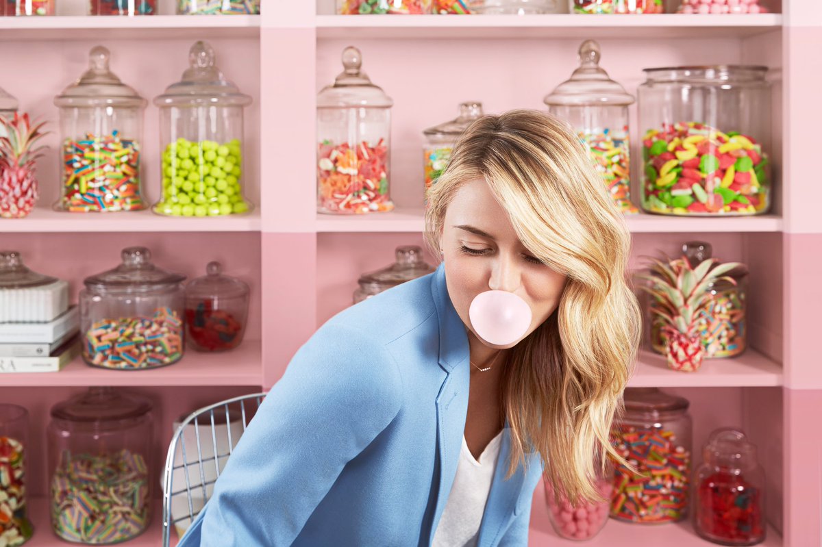 RT @Sugarpova: #TBT to the bubble gum photo shoot. Not as easy as it looks! #sporty #bubbles @MariaSharapova https://t.co/y2LleYDTbO