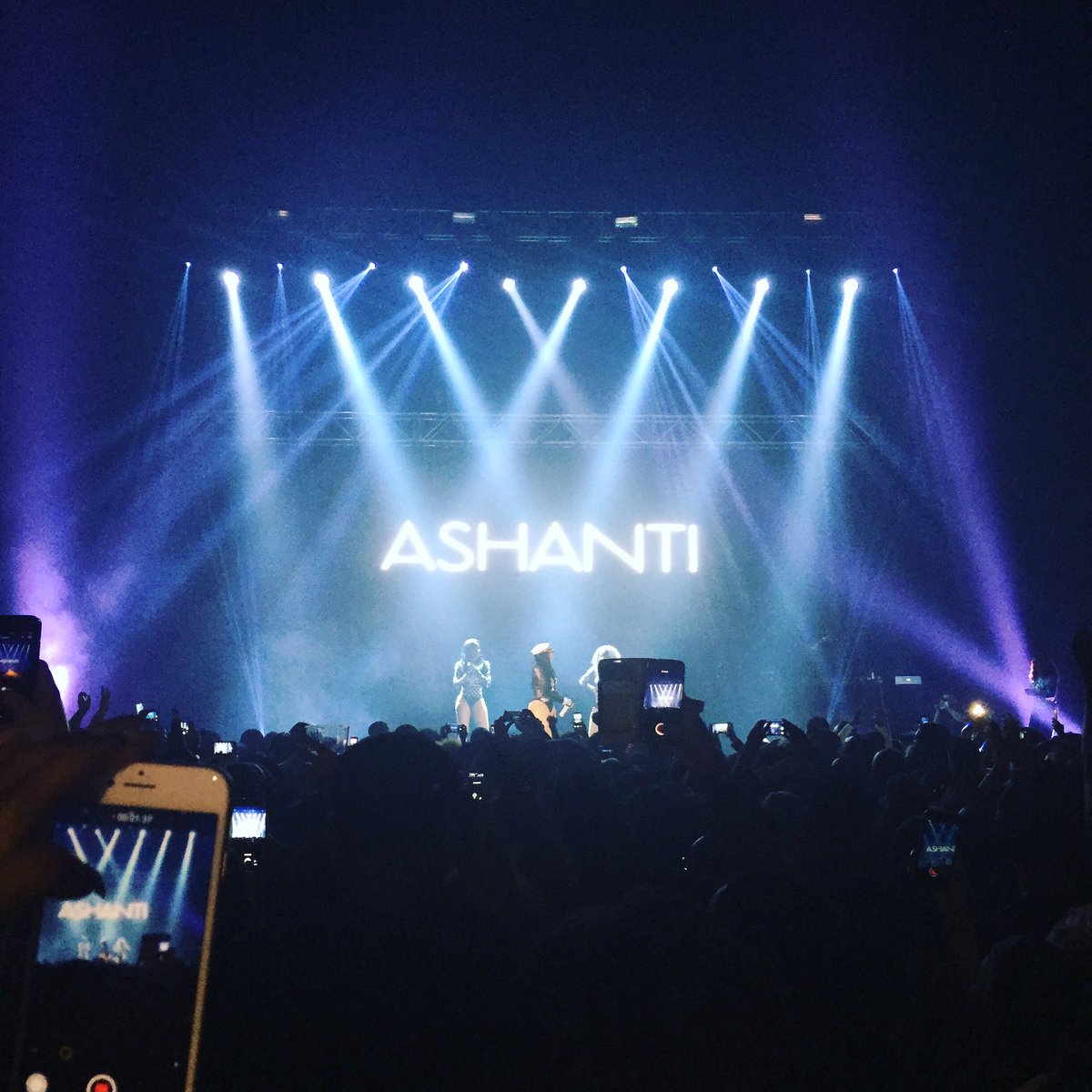 RT @HairstylistDeni: @Ashanti shut it down just now in London https://t.co/RssQt3yxXd