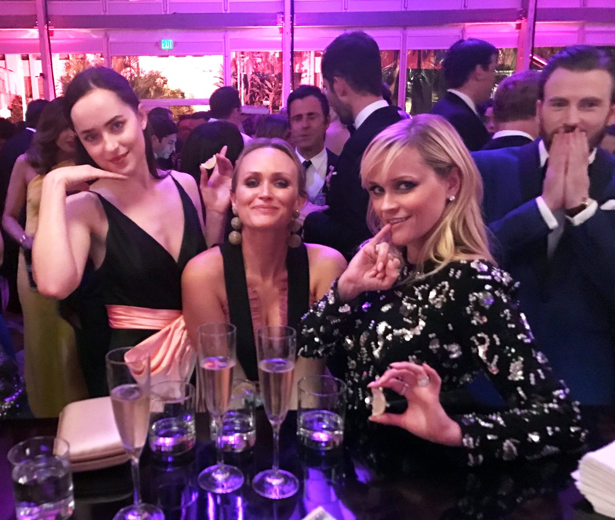 Three ladies and a photobomb ???????????? #DakotaJohnson #EmilyWard @ChrisEvans #Oscars #VanityFair https://t.co/8DdaExOb5i