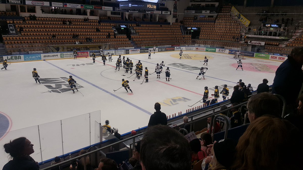 Just nu- uppvärmning i Kinnarps Arena. SM Final mellan HV71 och Djurgården. Nedsläpp kl 19.00 #difhockeydam 