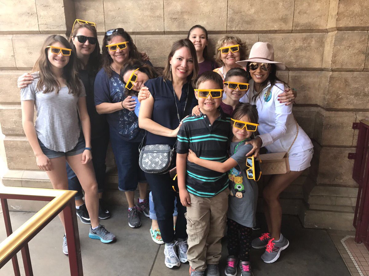 Nothing better than family on my birthday! #Disneyland https://t.co/dGBSpE5r3q
