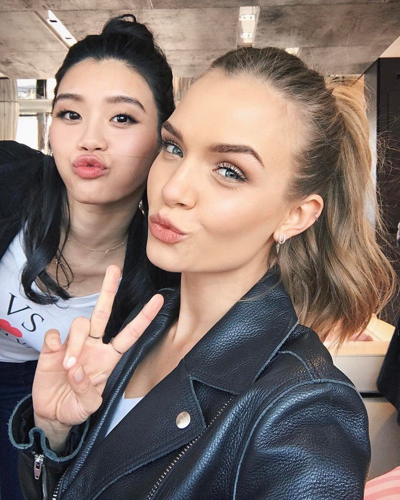 RT @JosephinSkriver: my girl showing me her hometown @mingxi11 ❤️❤️❤️ w/ @victoriassecret #VSlovesChina https://t.co/73glGMRnVH