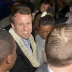 Collier de fleurs au cou, Macron accueilli en musique à Mayotte Collier de fleurs au cou, Macron accueilli en musique à Mayotte
