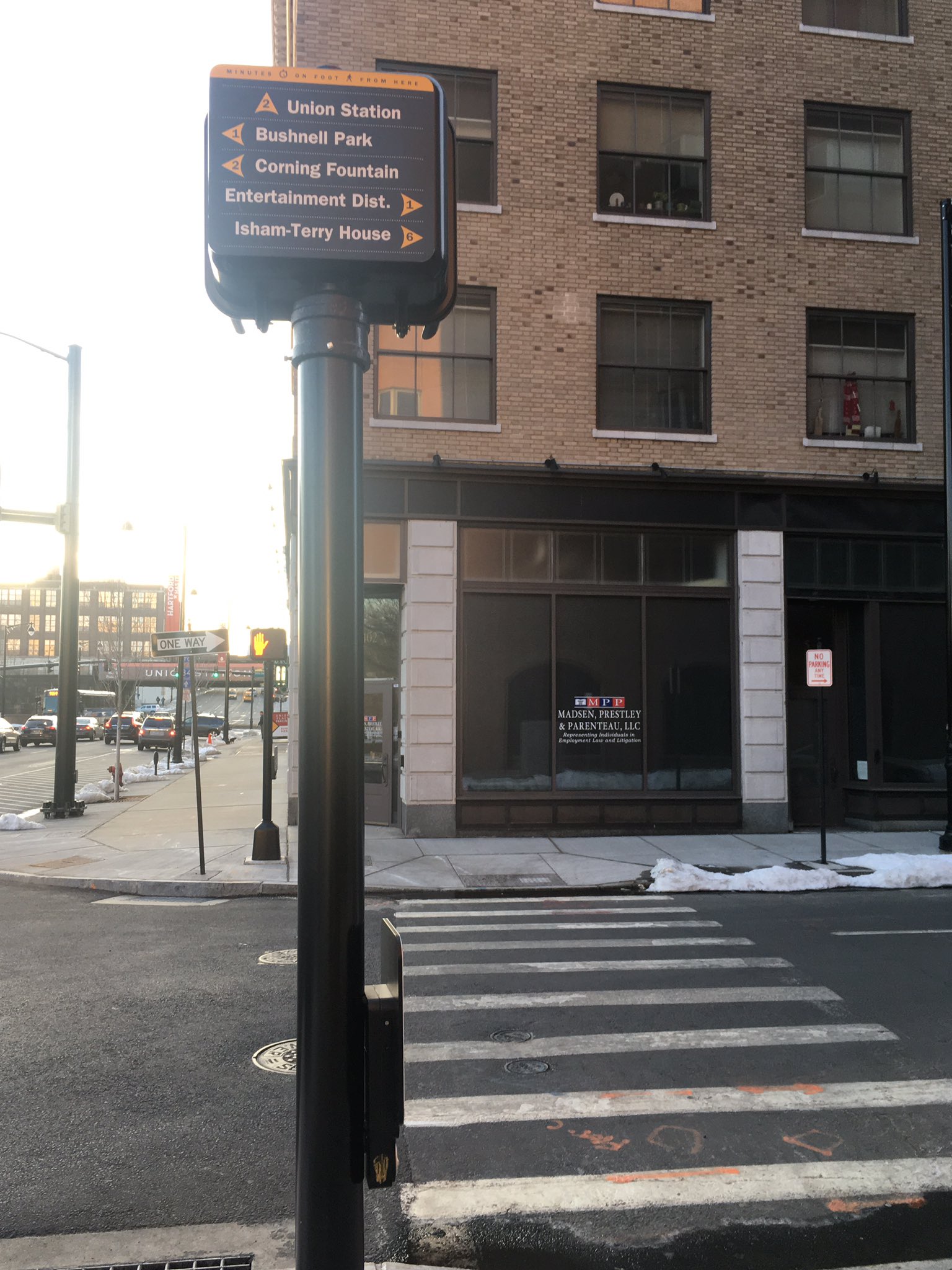 Found in Hartford, CT: pedestrian wayfinding placed on the back of pedestrian signal heads. https://t.co/DxdYqrPb4l