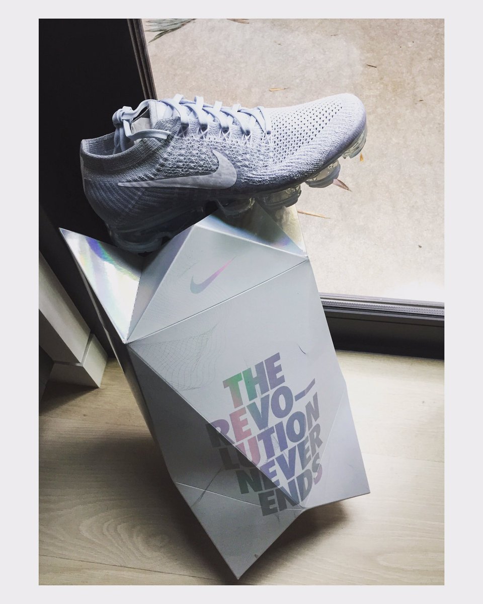 I don't usually keep shoe boxes but ????. The new @Nike Air #VaporMax know how to make an entrance!! #TEAMNIKE https://t.co/W40CaTQFGO