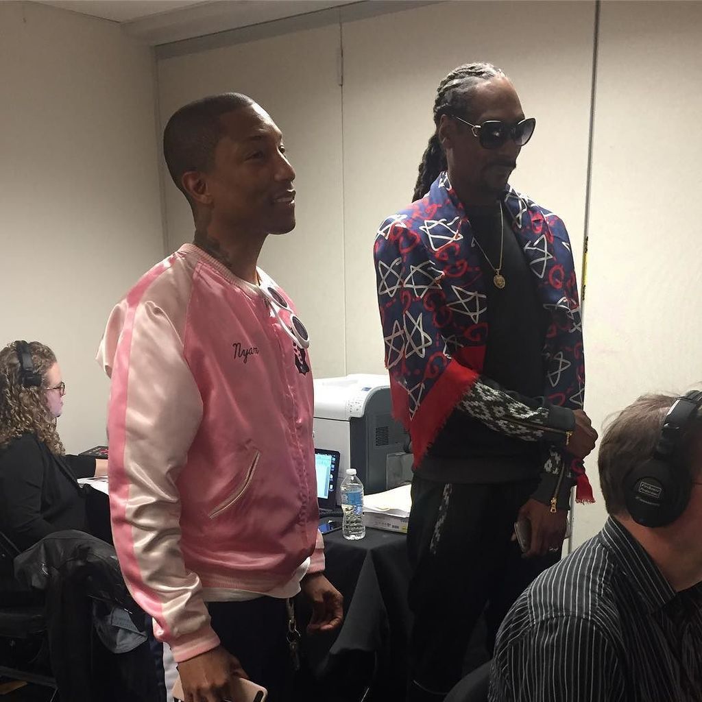 Dogg n skateboard p . Tupac hall of fame ceremony ✔️ https://t.co/PpdTUcwxMt https://t.co/iQ9Rkz8EnB