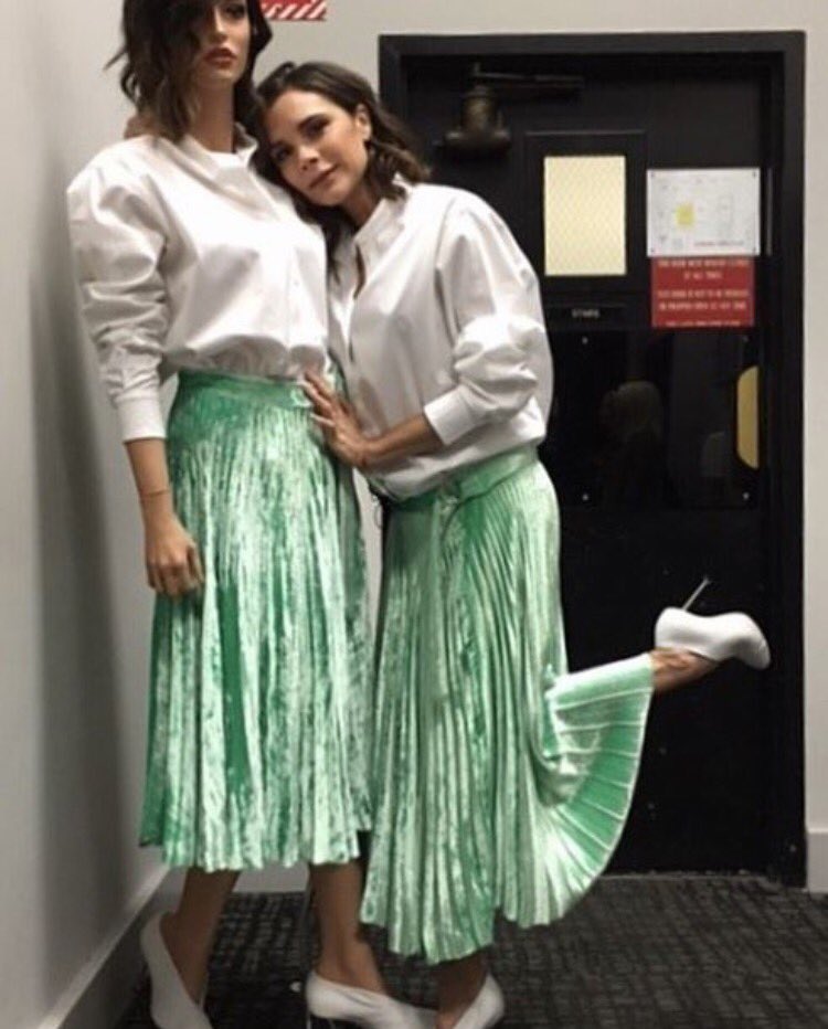 Vicky and I!! Who wore it better?!?! Still laughing @JKCorden ???????????? #mannequin X VB https://t.co/lUSi241YXR