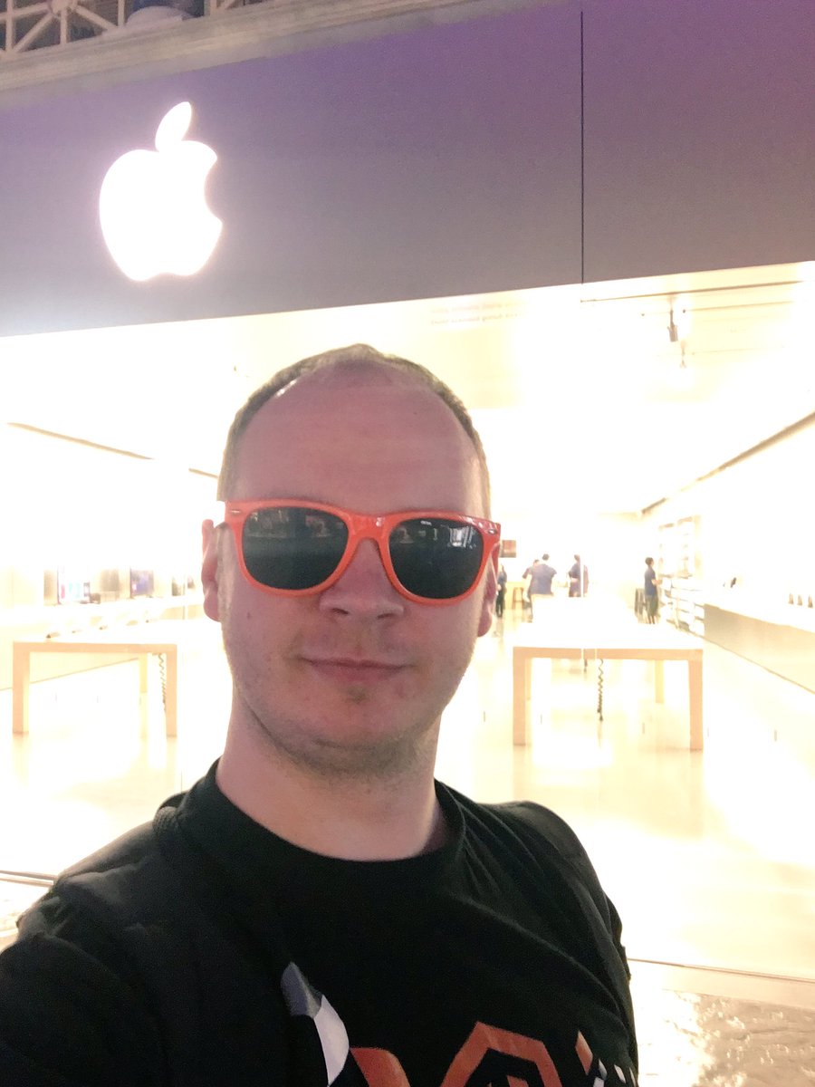 max_pronko: Apple team is doing standup, i am doing selfies :) #MagentoImagine https://t.co/cCsgpk2aBL