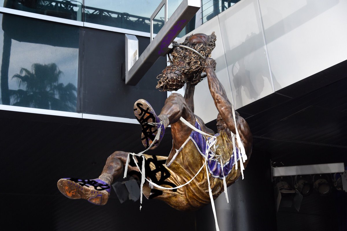 RT @shaqtin: Wow... Seriously, who did this to @SHAQ's statue?! Smh #notcool ???? https://t.co/5ok42wVa3v