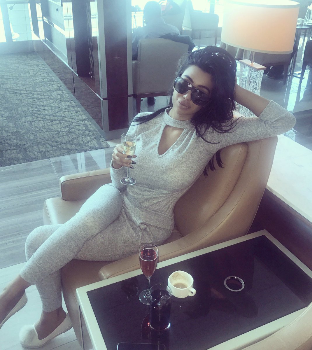 Champagne breakfast in Dubai lounge this morning before my flight ✈️???? https://t.co/EUZUNgzT43