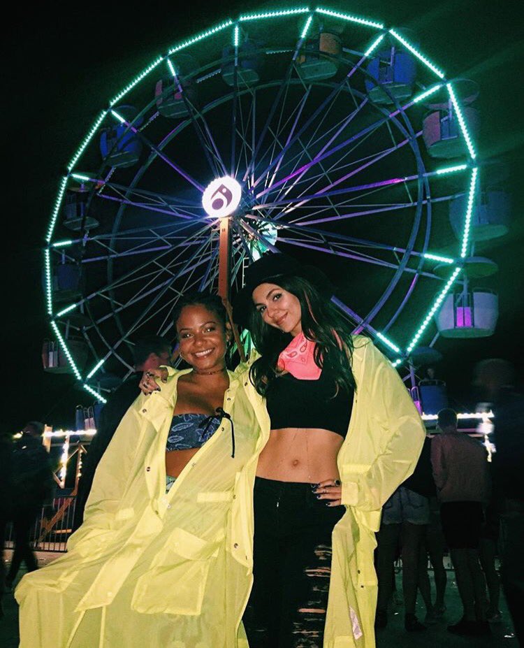 Neon Coachella with @VictoriaJustice????in Thermal, California #Coachella https://t.co/VtrfNFkwaM
