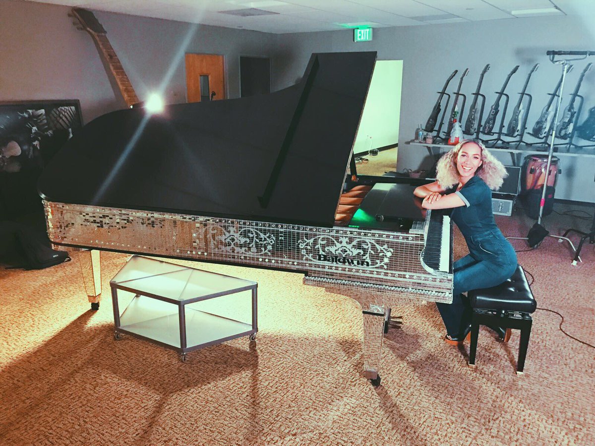 Just filming with me and liberaces piano today! Mind blown. @gibsonguitar https://t.co/mM6R29BudH
