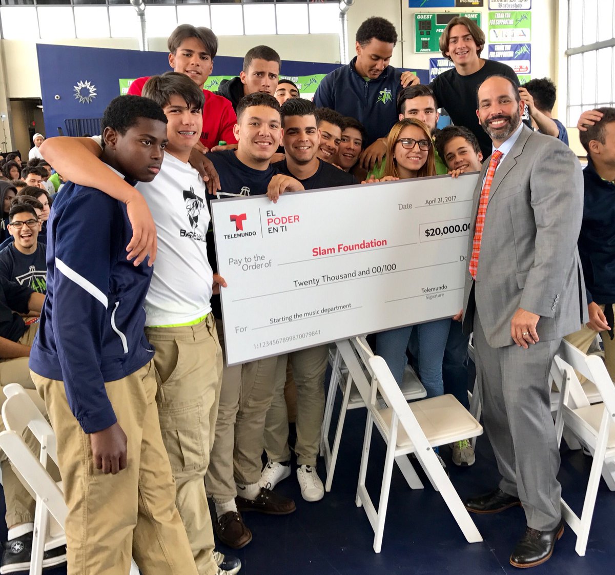Thank you @telemundo for the support and donation to start up our @slammiaofficial music academy, Dale! #SLAMMiami https://t.co/cOmNvNNHlC