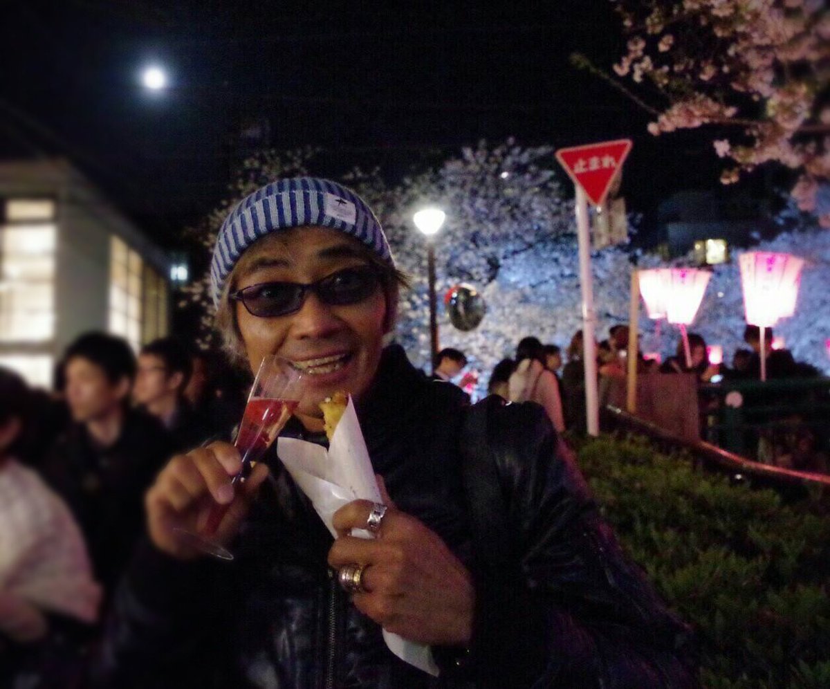 最後の夜桜!流行りのストロベリーシャンパン&トルコ(!?)風春巻きで乾杯🍷遠くでおぼろ月が🎵明日から「乱歩奇譚」 最後の夜桜!流行りのストロベリーシャンパン&トルコ(!?)風春巻きで乾杯🍷遠くでおぼろ月が🎵明日から「乱歩奇譚」