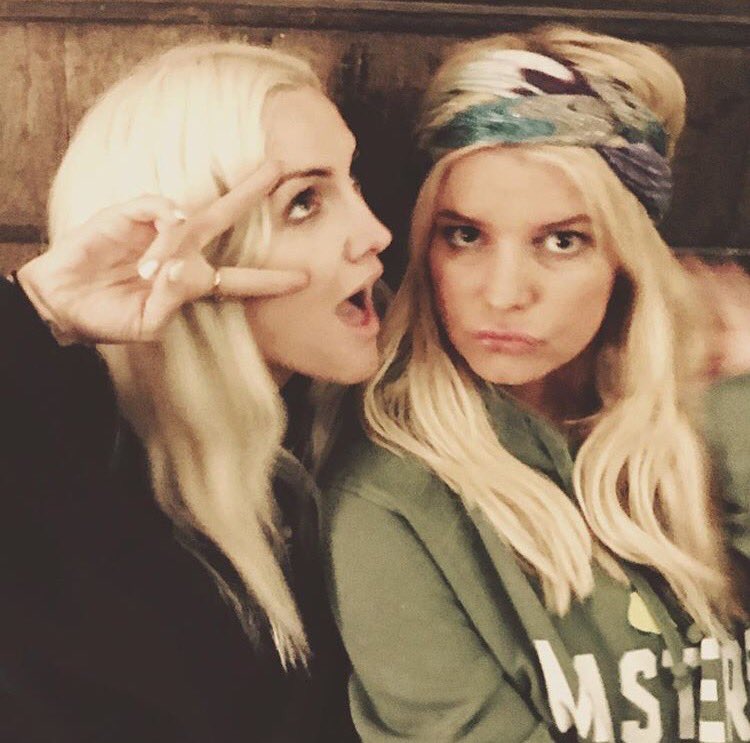 Darn, I love my sister #nationalsiblingsday #blondeshavemorefun

https://t.co/5T0lpv0FrW https://t.co/1WTd7dNR3o