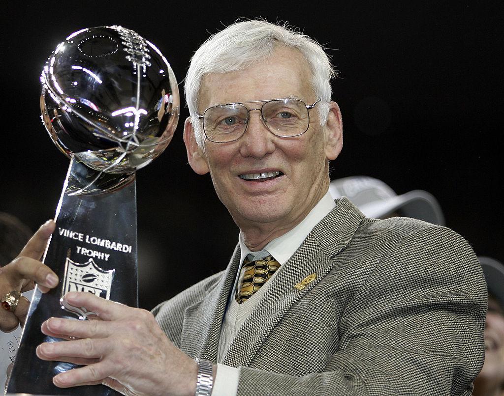 RT @SportsCenter: Breaking: Steelers chairman Dan Rooney has died at age 84. https://t.co/jOjJ34ho1r https://t.co/nB1JaxWEyI