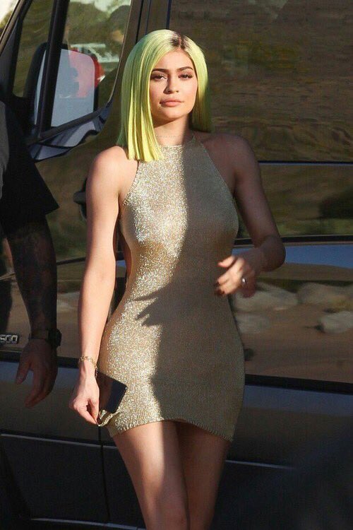 RT @julianarose_3: GIRL your hair is popppinnn ???????????? so in love ???? @KylieJenner https://t.co/z2eCHWXMKT