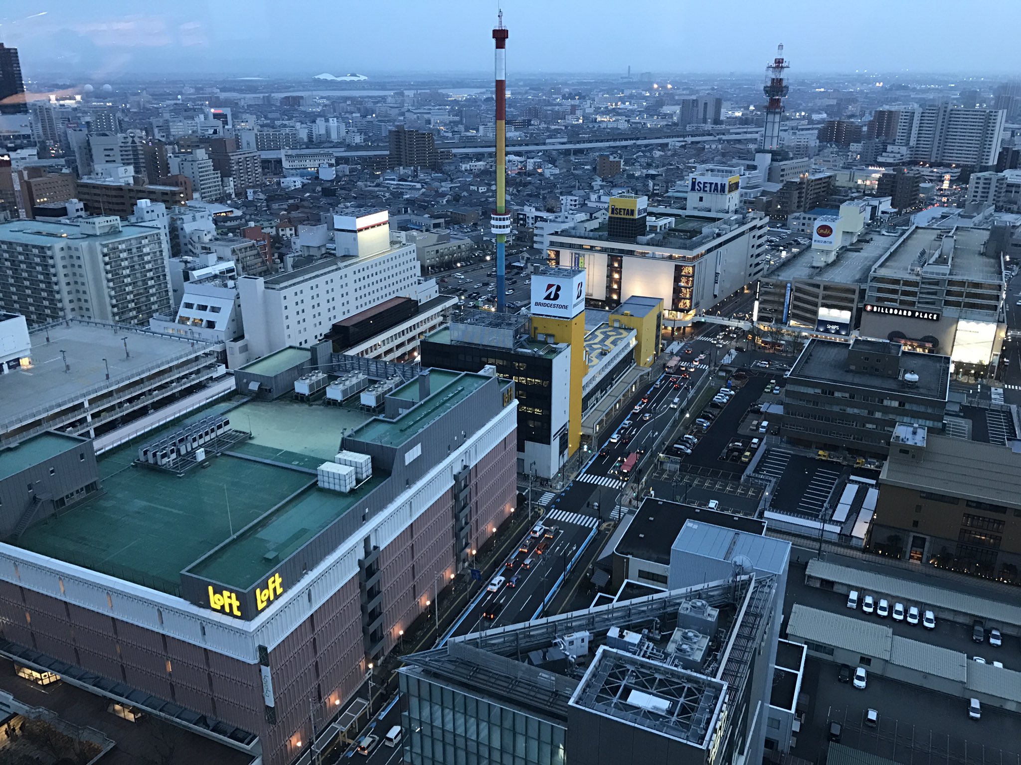 本日も新潟日報ビル20階。
王立宇宙軍トークショー、宜しくお願いいたします。
会場では、今までほぼ未公開で発掘された当時のイメージボードや監督のアイデアノート等も展示されてます。
これには僕もビックリ。 https://t.co/6sCYMNGjTu