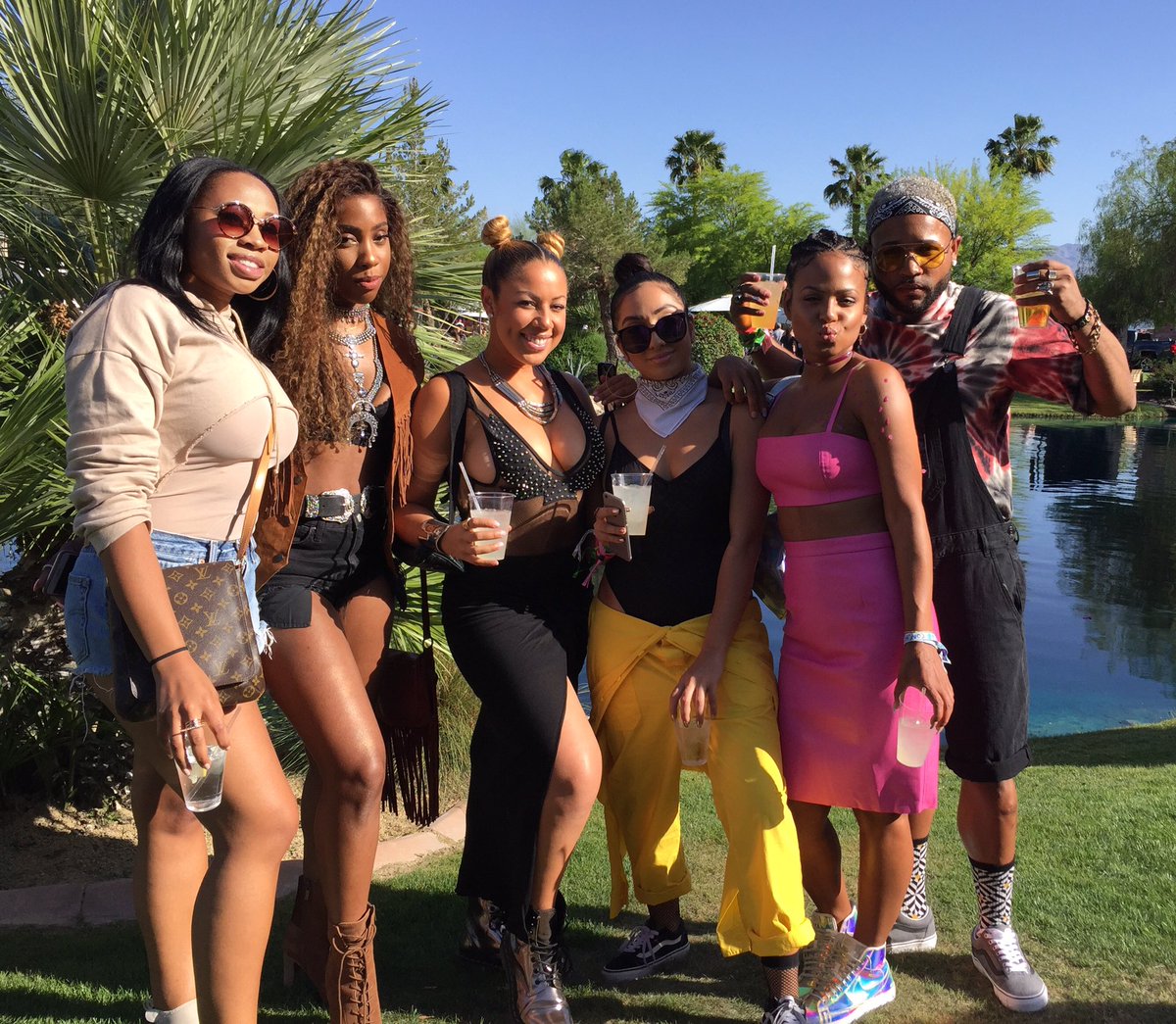 It's a wrap! #Coachella was a blast thanks to these beauties! Till next time! https://t.co/R6qLehPFst