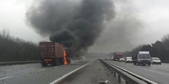 M27 in Hampshire closed until 4pm after serious crash | Meridian.