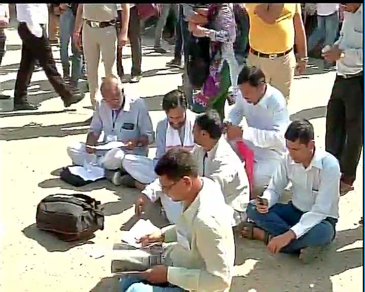 Delhi arvind kejriwal supporters protest outside venue for aap.