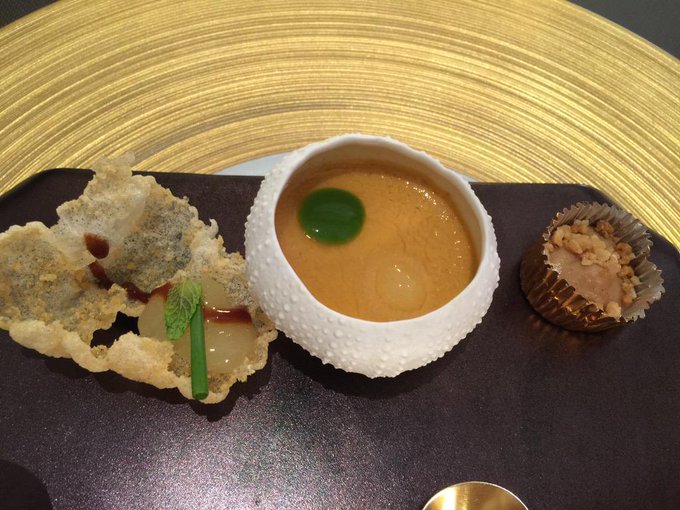 Començant a @caelisbcn 1* Michelin de @romainfornell La sala imposa. El servei a sala impecable http://t.co/icH4ydsGVv Michelin from twitter @jordivisit