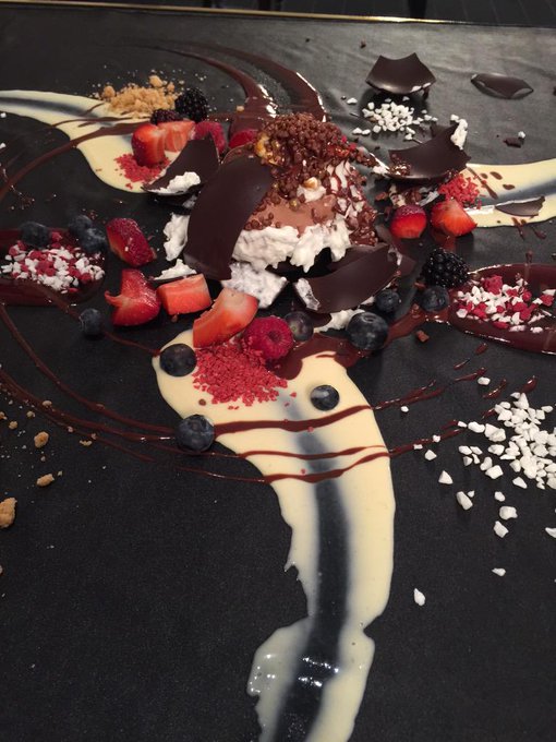 Explosion St. Honoré , una altre genialitat de @romainfornell a @caelisbcn 1* Michelin Barcelona http://t.co/KVa9BNpZ5F Michelin from twitter @jordivisit