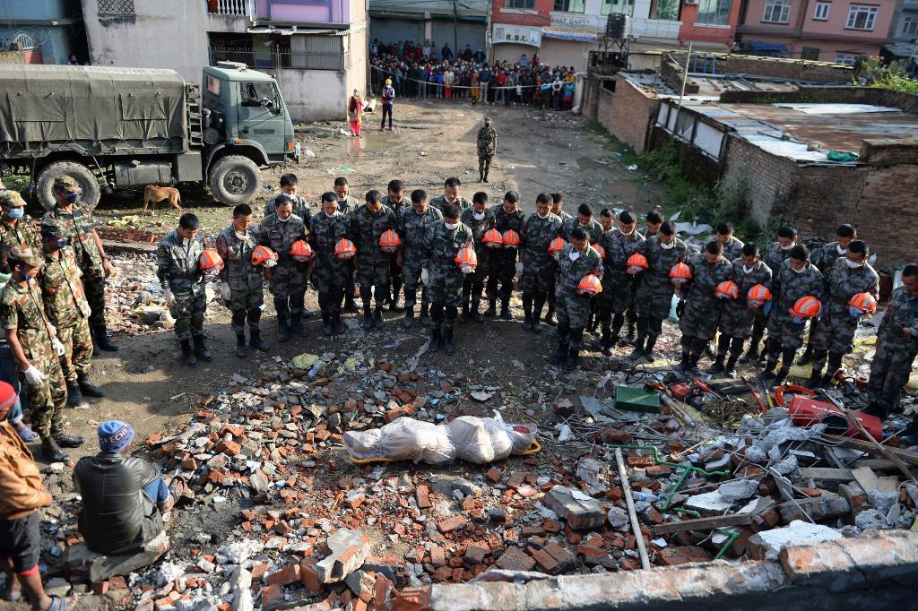 Live nepalearthquake death toll climbs 204 people start moving.
