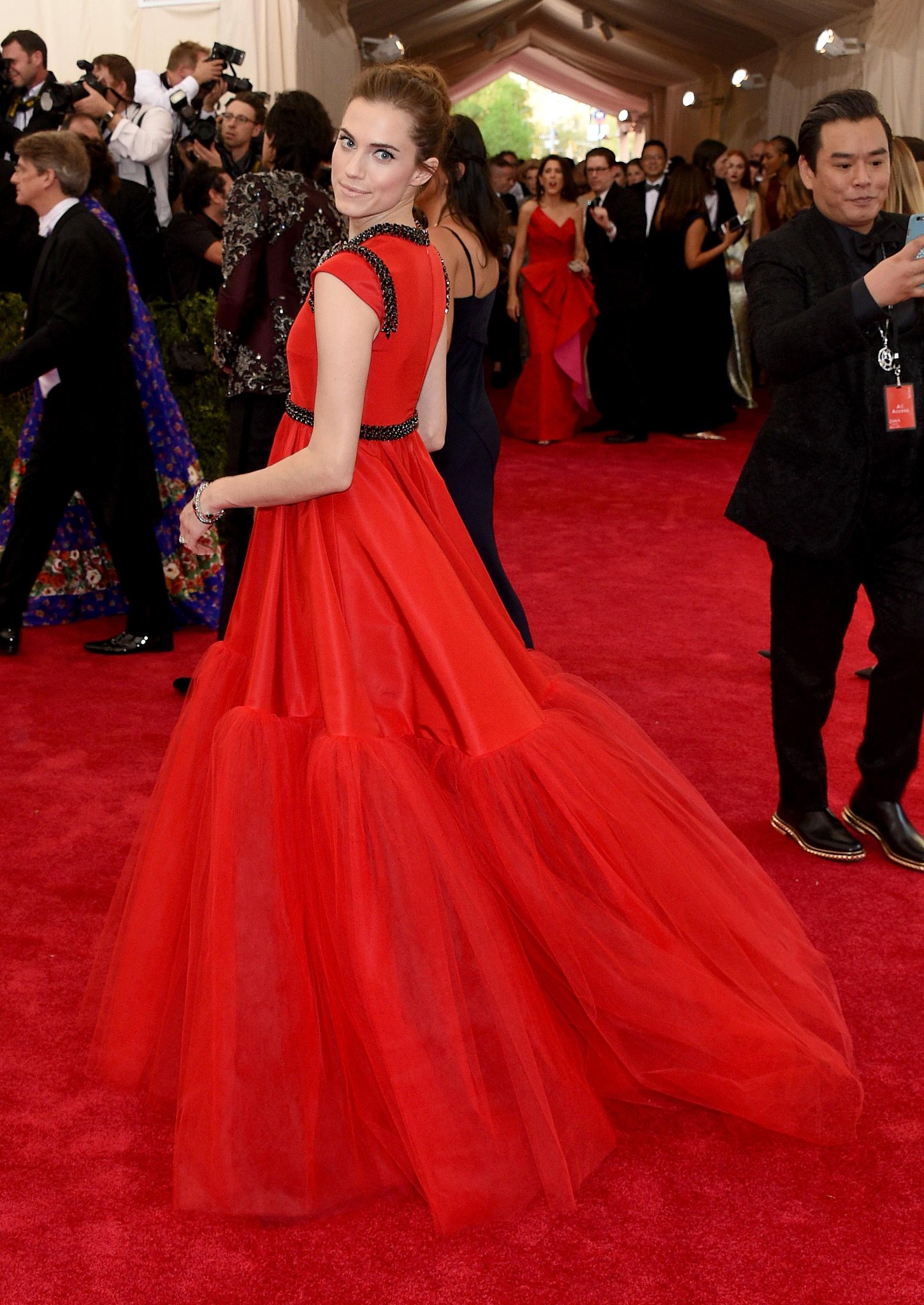 Como siempre Allison Williams no decepciona con sus femeninos looks. Esta noche con un diseño de @GiambattistaPR. http://t.co/IrD302cFY9