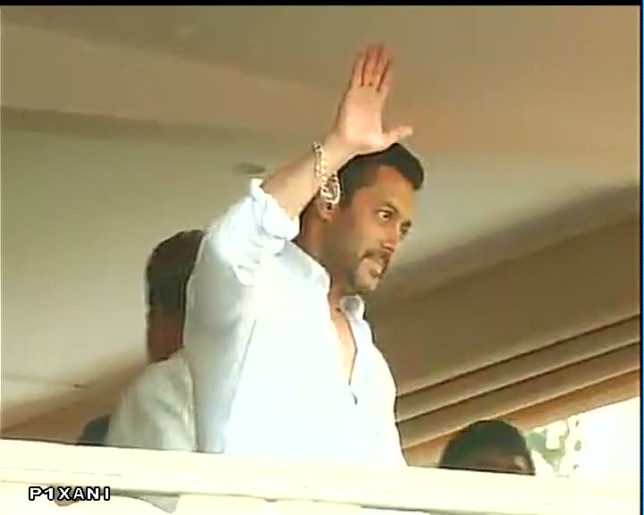 Salman khan daan greets fans after bail - scoopnest.com
