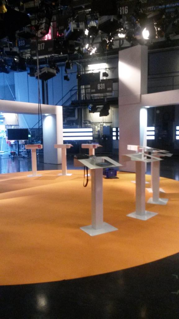 Studion under uppbyggnad inför partiledardebatten på söndag kl 20.00 SVT. #svtagenda #pldebatt 