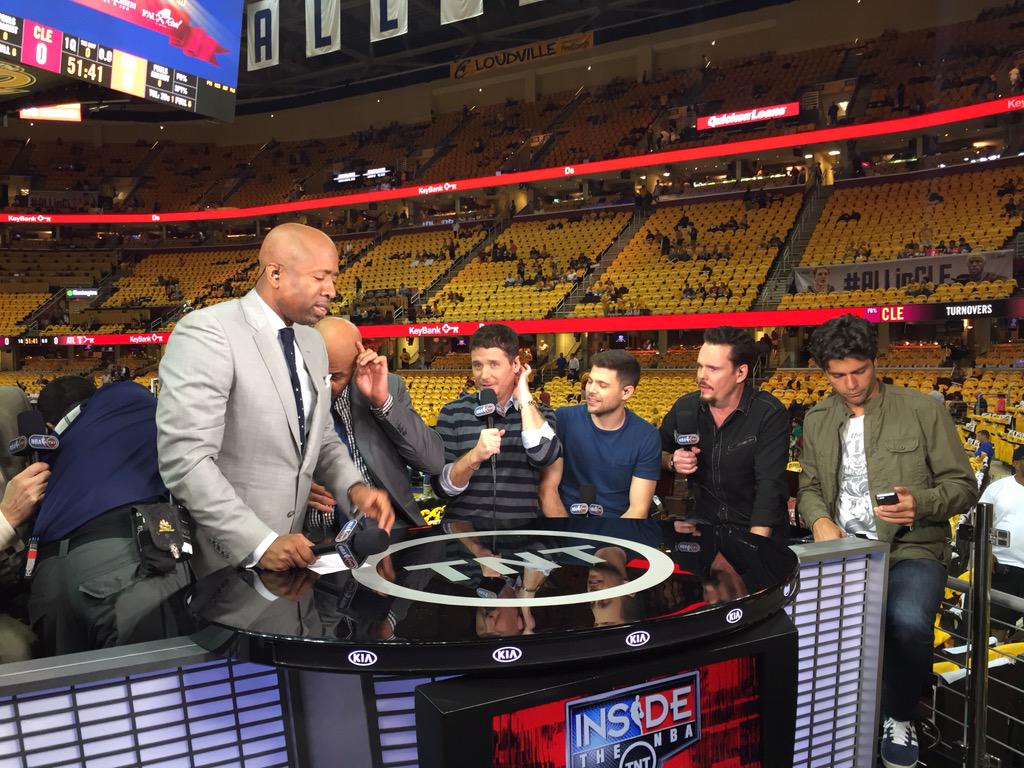 RT @Rachel__Nichols: Meanwhile if you want to know how they fit all the #Entourage guys on set w/ Shaq, Chuck, Kenny & EJ - it wasn't easy …
