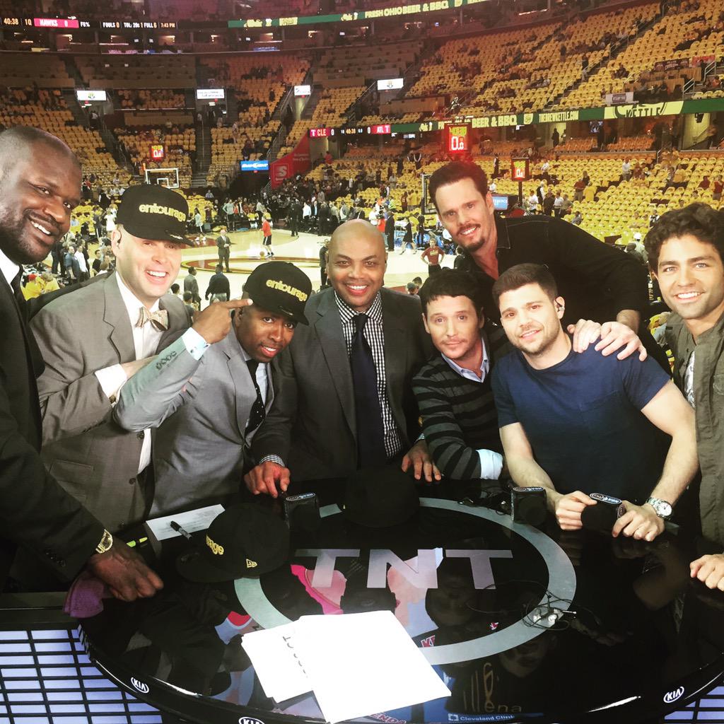 RT @TheJetOnTNT: I stay with my Entourage !! #adayinthelife #meetthesmiths http://t.co/fKQb1FIUC4