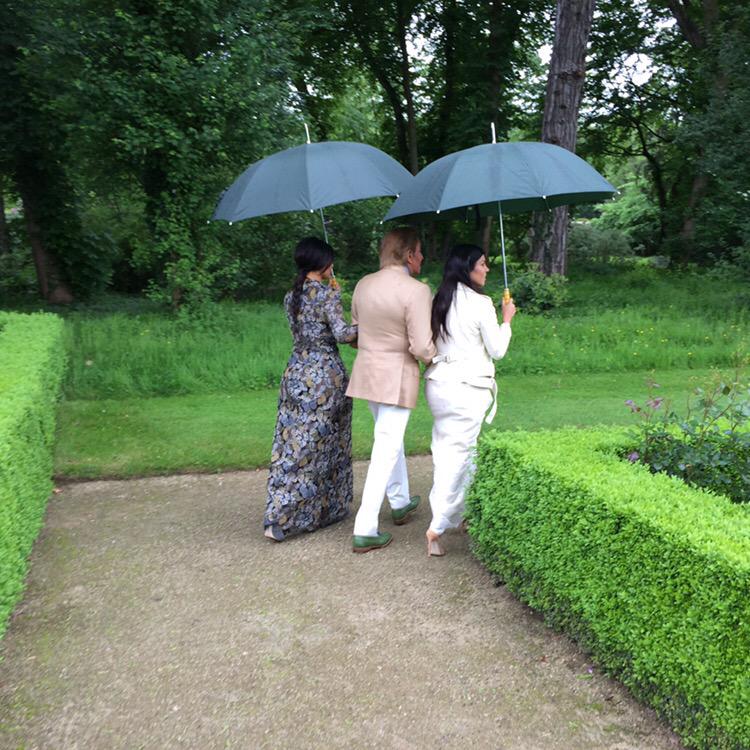 Just a little stroll thru Valentino's garden #WeddingWeek #1YearAgo http://t.co/x2zCTz8Anz