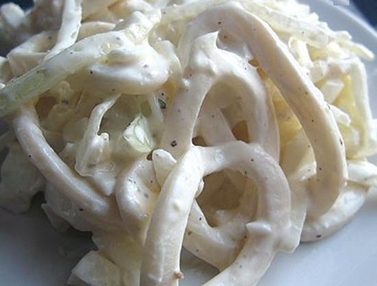 Салат из кальмаров с луком и яйцом